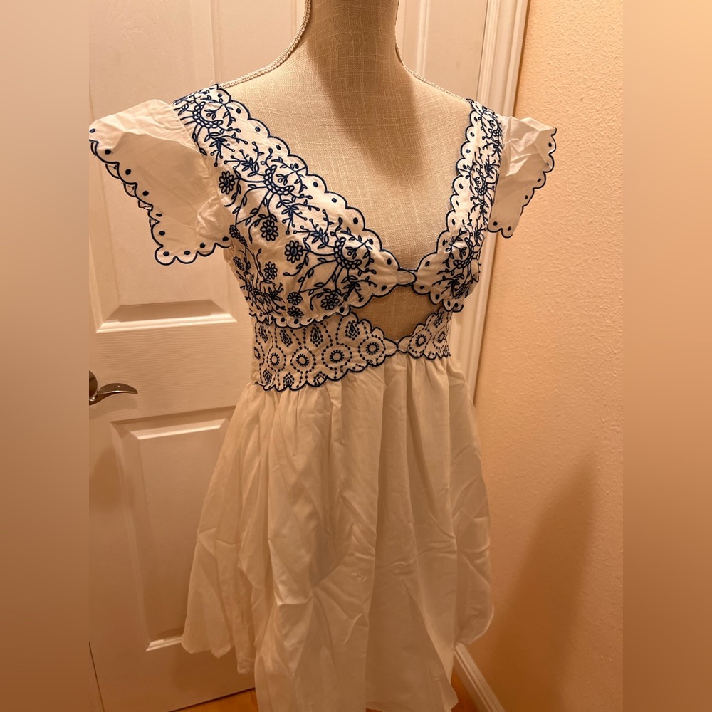 NWT WOMENS Size M WHITE WHIT EMBROIDERY IN BLUE SLEEVELESS SUMMER DRESS - Picture 7 of 9
